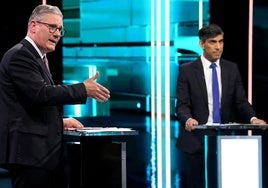 Un momento del debate del martes entre Starmer, a la izquierda, y Sunak, a la derecha, en Manchester.