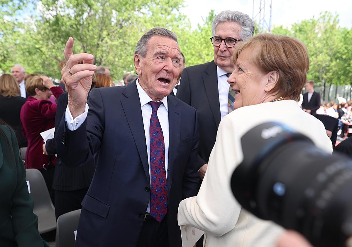Gerhard Schröder junto a Angela Merkel.