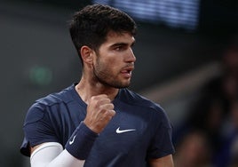 Carlos Alcaraz celebra un punto en Roland Garros