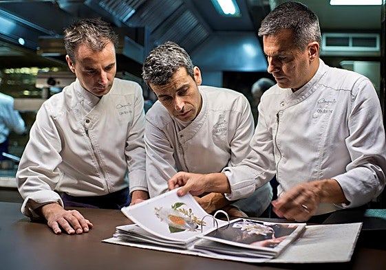 De Disfrutar, la apuesta de los exBulli Oriol Castro, Eduard Xatruch (i) y Mateu Casañas (c) en Barcelona, destacan creaciones como la multiesferificación o la técnica del pan chino de masa líquida.