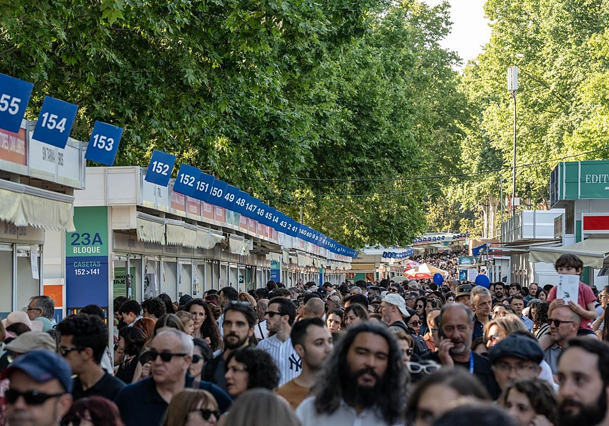 Una multitud pasea por la Feria del Libro de Madrid el pasado fin de semana.