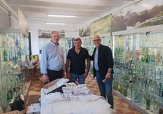 El sumiller de aguas Faustino Muñoz, junto al alcalde y el teniente alcalde de La Puebla de los Infantes (Sevilla), en plena tarea de montaje del Museo del Agua de la localidad.