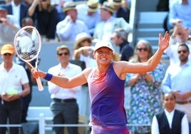 Iga Swiatek celebra su pase a la final de Roland Garros.