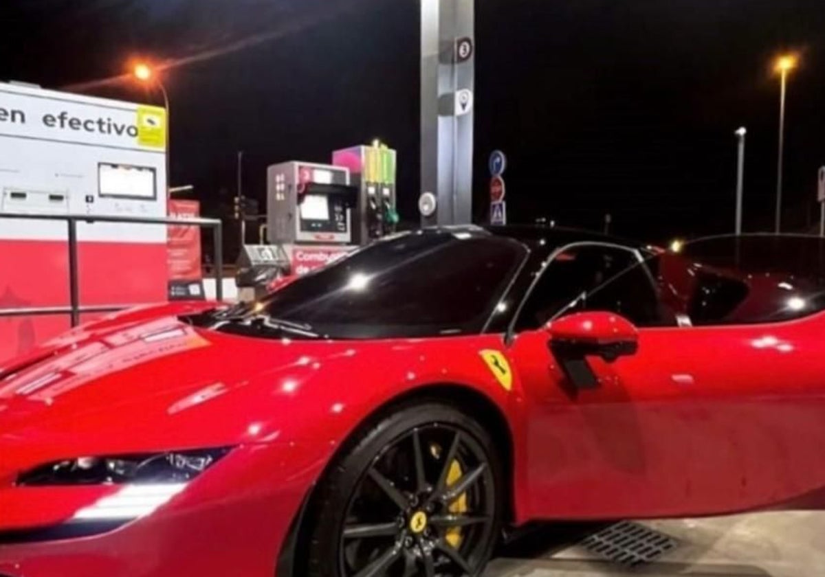 El ferrari del futbolista en la estación de servicio más barata de Madrid