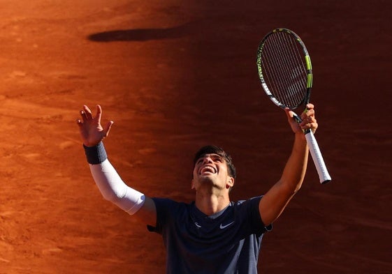 Carlos Alcaraz celebra su pase a la final de Roland Garros 2024.