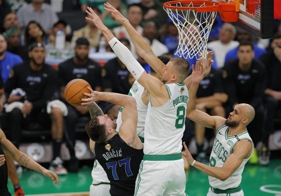 Los jugadores de Boston defendiendo a Luka Doncic