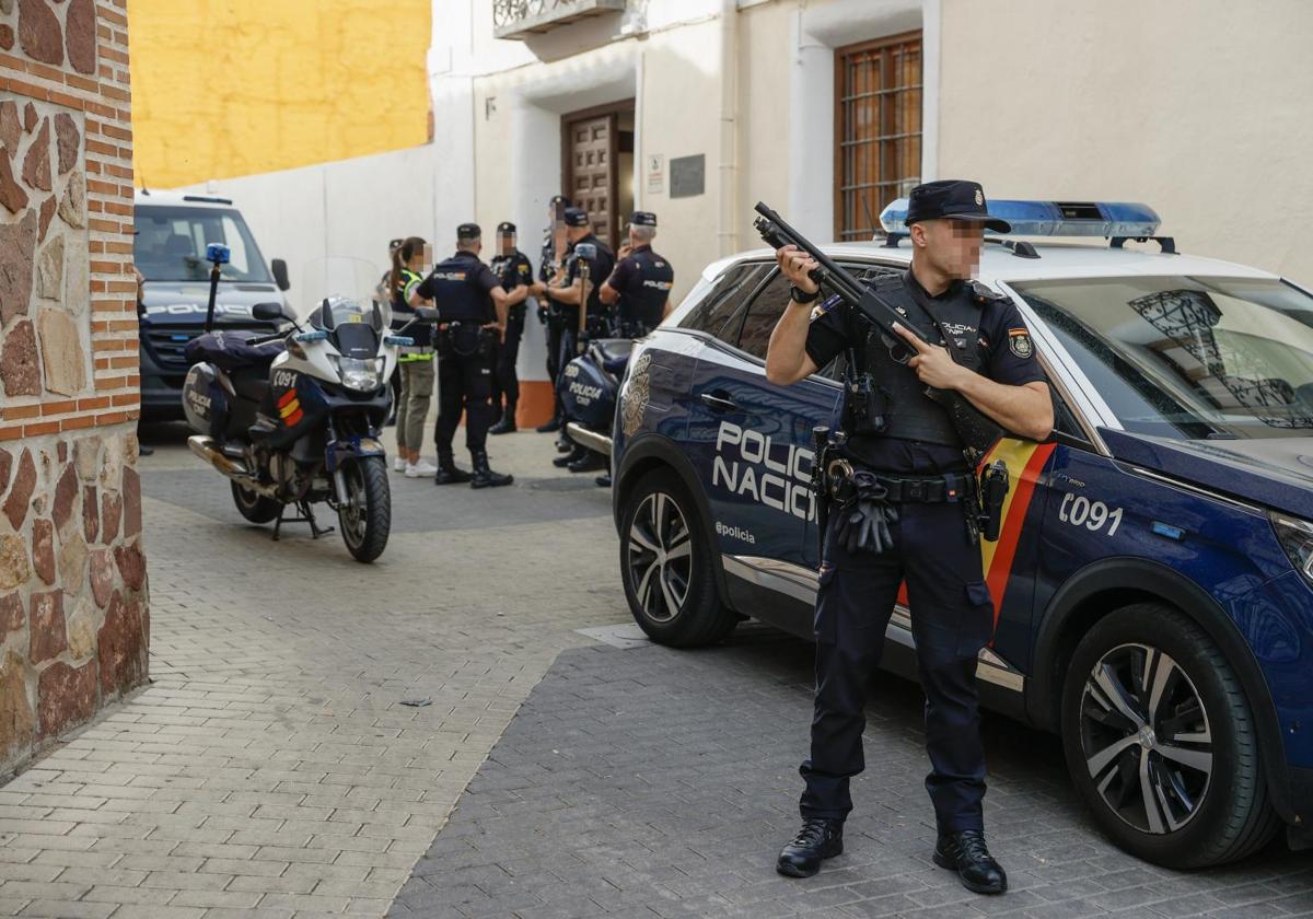 Agentes de la Policía Nacional custodian este viernes la entrada al juzgado de Illescas (Toledo) donde han sido llamados a declarar dos de los supuestos autores del asesinato a tiros en Madrid de Borja Villacís.