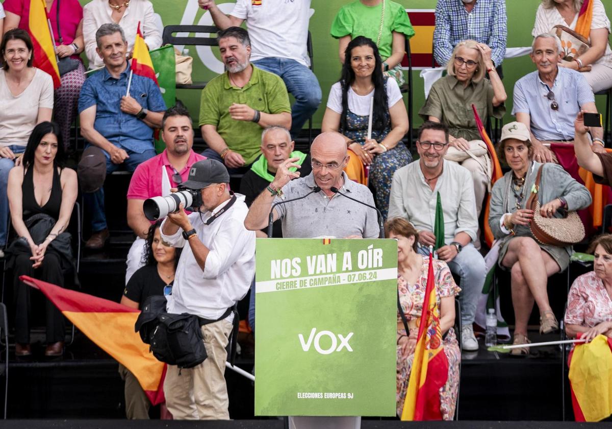 El número 1 de VOX al Parlamento Europeo, Jorge Buxadé, durante el acto de cierre de campaña de Vox