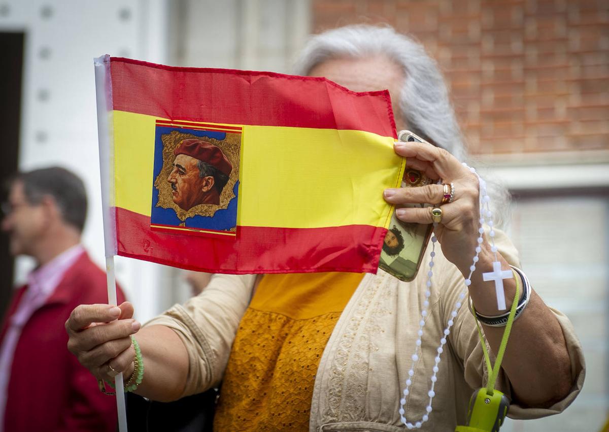 Imagen secundaria 1 - Asistentes al rezo en la iglesia del Inmaculado Corazón de María 