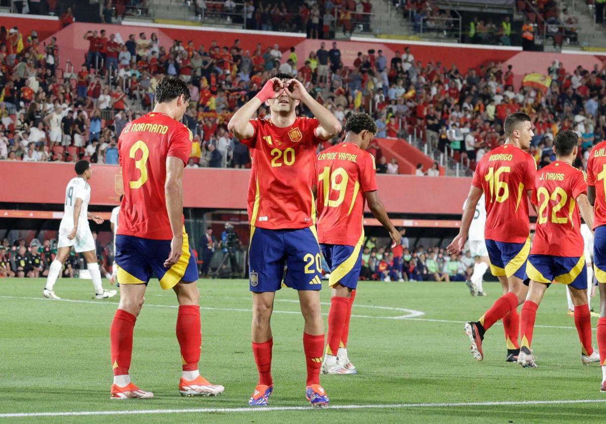 Pedri celebra el segundo de sus dos goles a Irlanda del Norte.