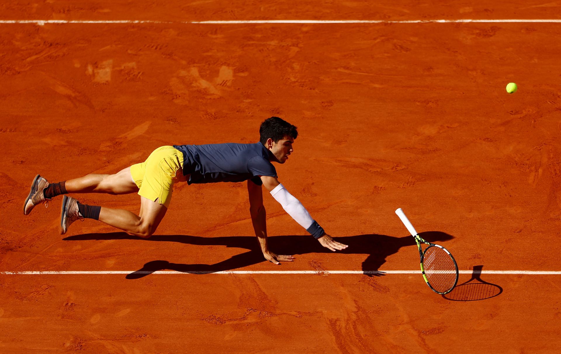 Alcaraz cae tras intentar salvar un servicio de Zverev.