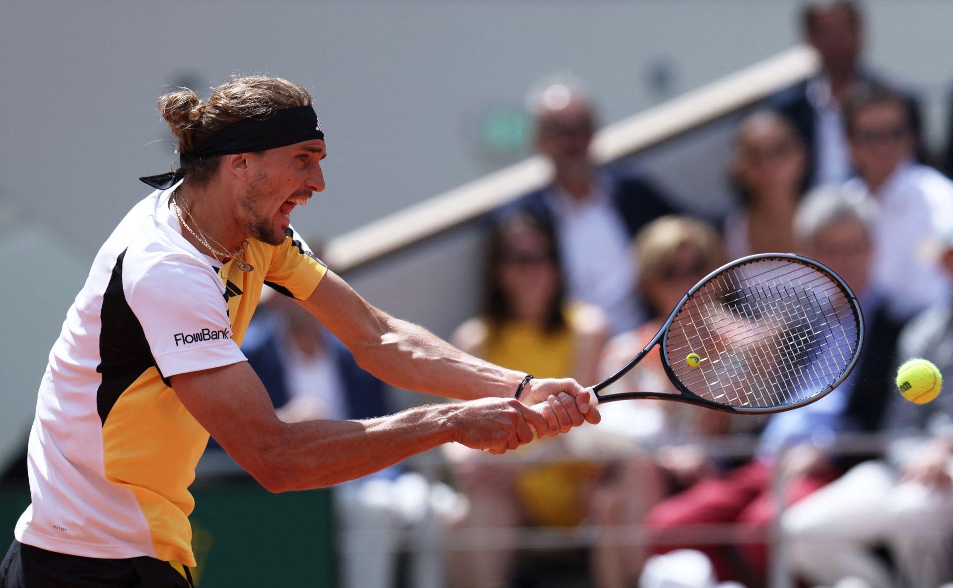 Alexander Zverev salva la bola con un gran servicio, pero Alcaraz vuelve a tomar la iniciativa.