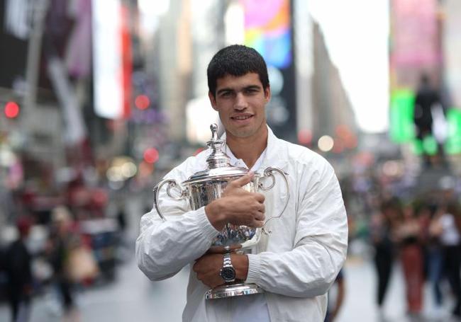 Carlos Alcaraz por las calles de Nueva York con el trofeo del US Open