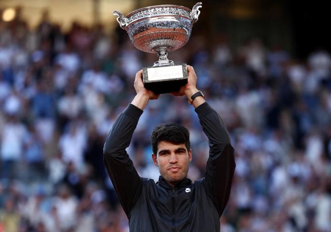 Carlos Alcaraz con su trofeo de campeón de Roland Garros