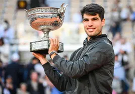 Carlos Alcaraz posa con la Copa de los Mosqueteros tras ganar por primera vez en Roland Garros.