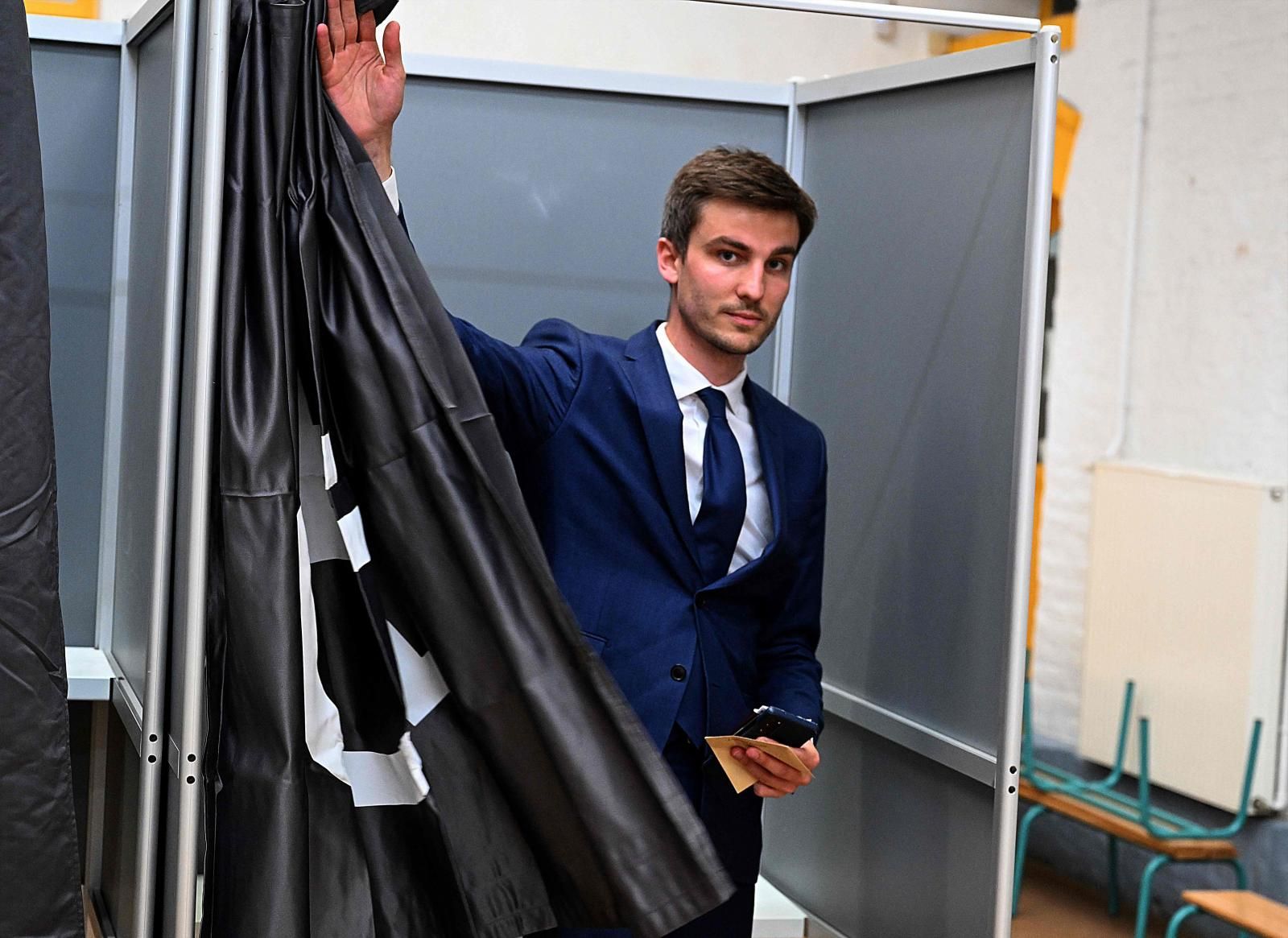 Leon Deffontaines, principal candidato del Partido Comunista francés (PCF) a las elecciones al Parlamento Europeo, sale de una cabina electoral antes de votar para las elecciones al Parlamento Europeo en un colegio electoral de Amiens. 