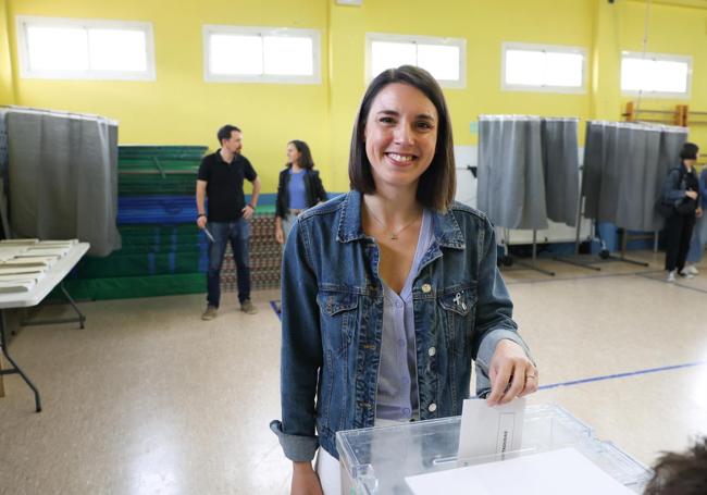 Irene Montero, vota junto a pablo Iglesias e Ione Bellara