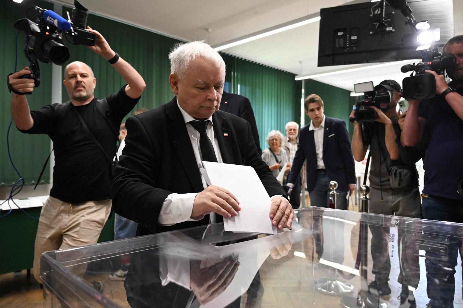 Jaroslaw Kaczynski, líder del mayor partido de la oposición de derechas, Ley y Justicia (PiS), y ex primer ministro polaco, vota en un colegio electoral durante las elecciones al Parlamento Europeo, en Varsovia.