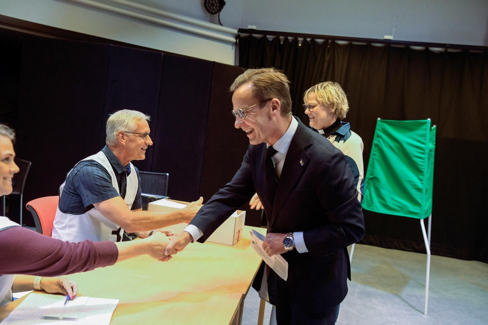 El primer ministro sueco, Ulf Kristersson, y su esposa, Birgitta Ed, votan en las elecciones al Parlamento Europeo en un colegio electoral de Strangnas, Suecia.