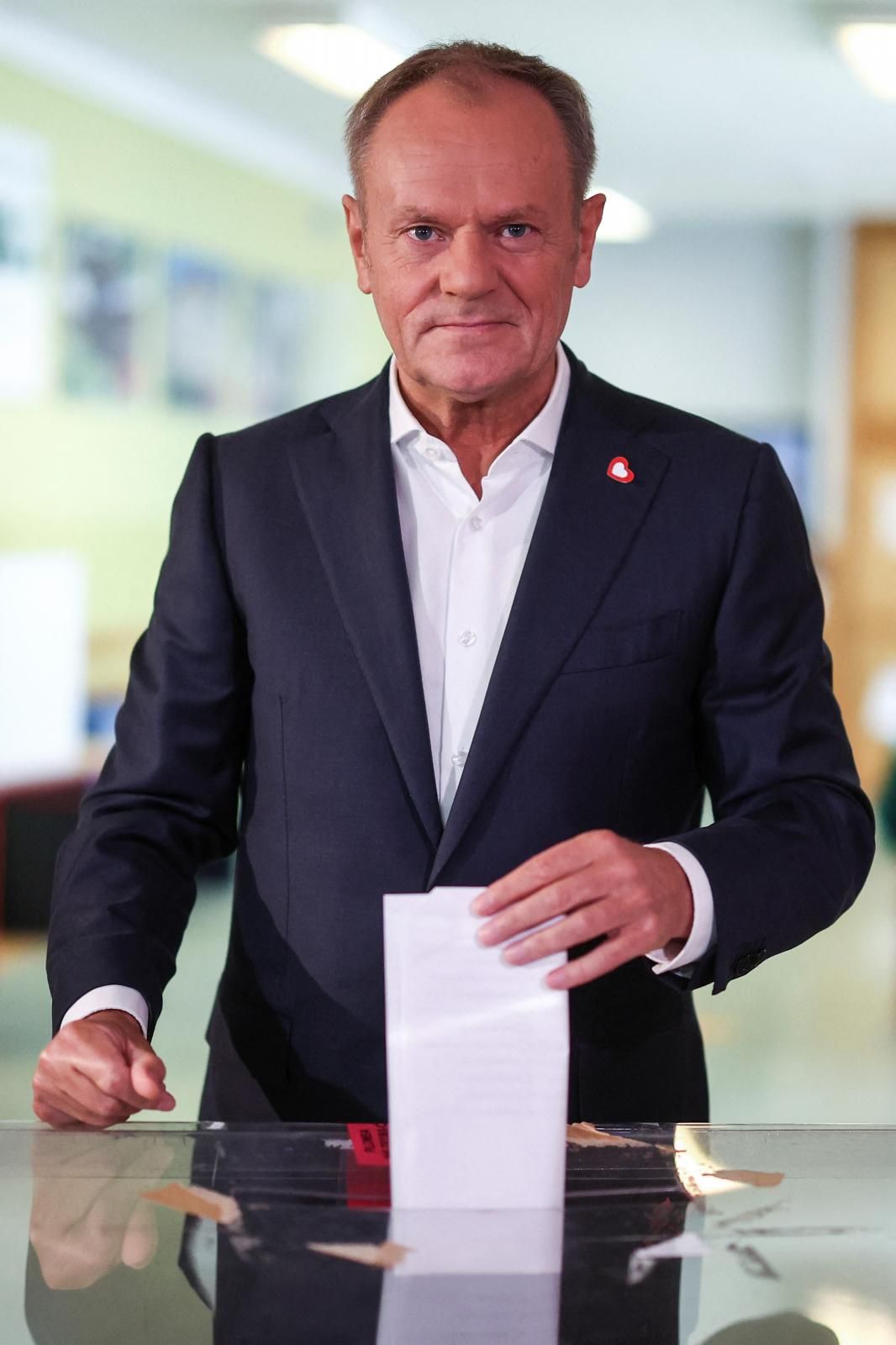 El primer ministro polaco, Donald Tusk, vota en un colegio electoral de la Escuela Primaria nº 12 de Varsovia, Polonia.