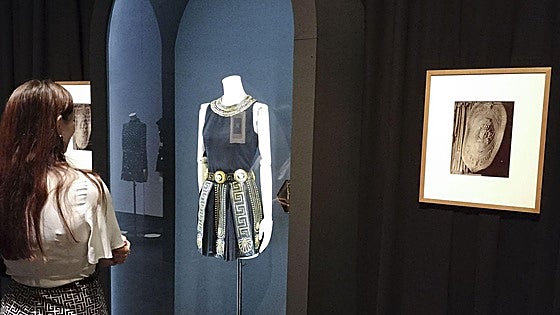 Gianni Versace, un clásico hiperbólico frente al espejo
