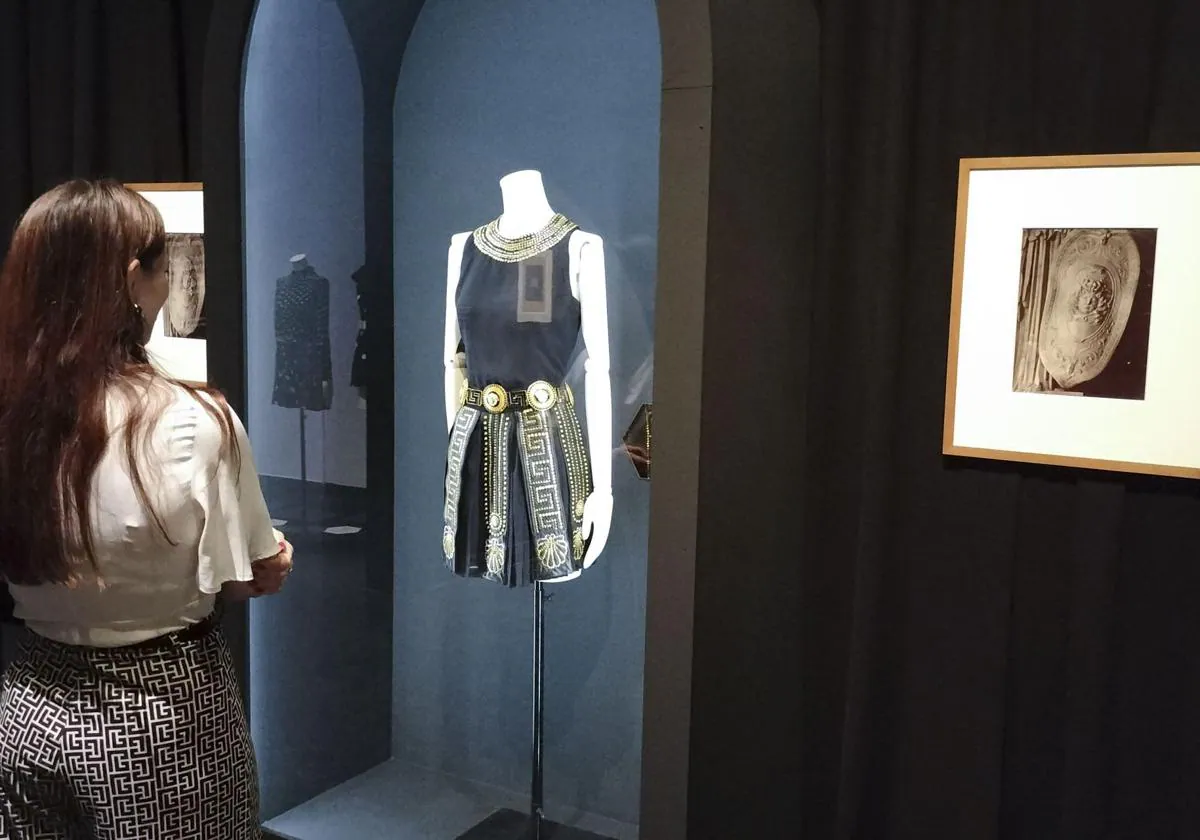 Uno de los estilismos de la exposición 'Gianni Versace frente al espejo'.