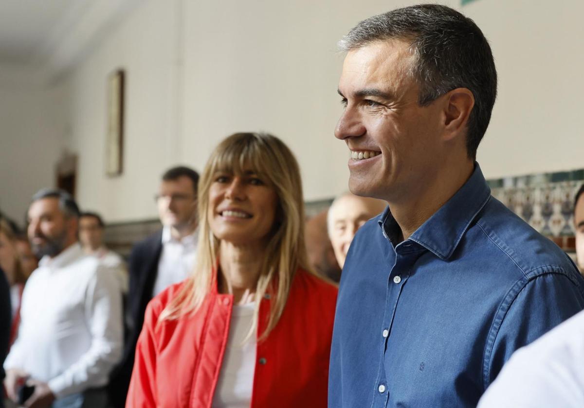 Pedro Sánchez y Begoña Gómez tras votar en las elecciones europeas.