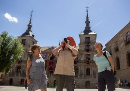 Turistas paseando por Toledo.