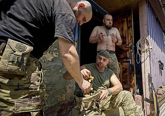 Soldados del Ejército ucraniano reponiendo fuerzas