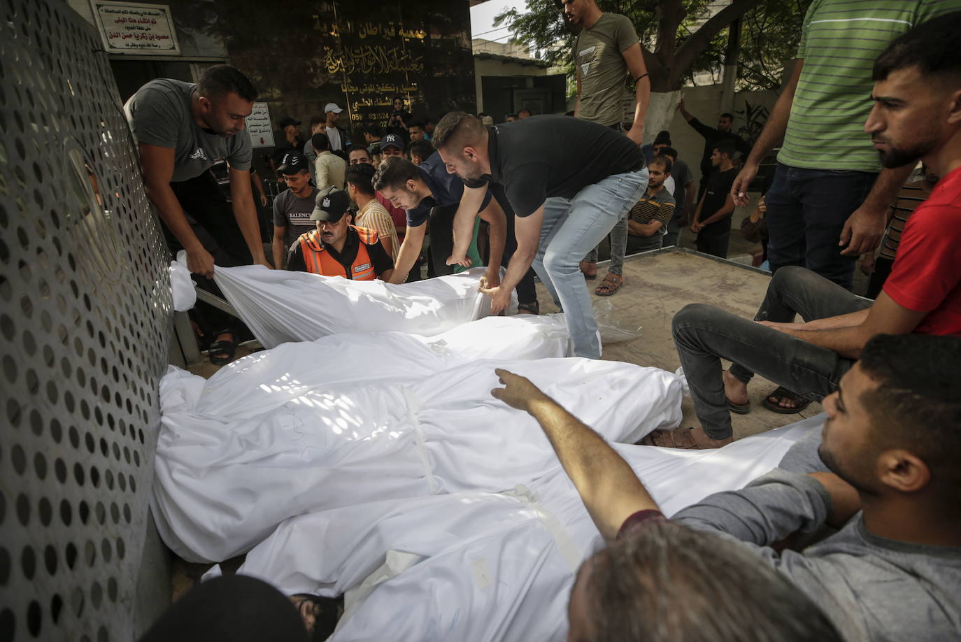 Cientos de muertos en la Franja de Gaza mientras Israel toma represalias tras los ataques de Hamás.