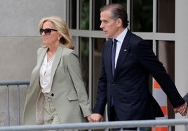 Hunter Biden abandona el tribunal de la mano de su madrastra, la primera dama Jill Biden.