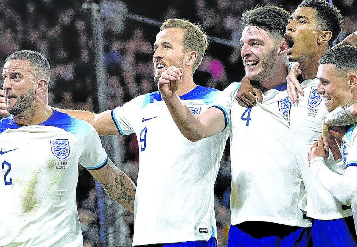 Los jugadores de la selección inglesa celebran un gol ante Escocia.