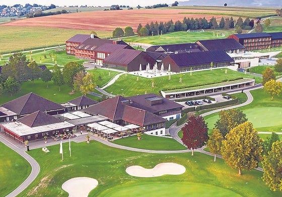 El resort tiene tres campos de golf con 45 hoyos en los alrededores.