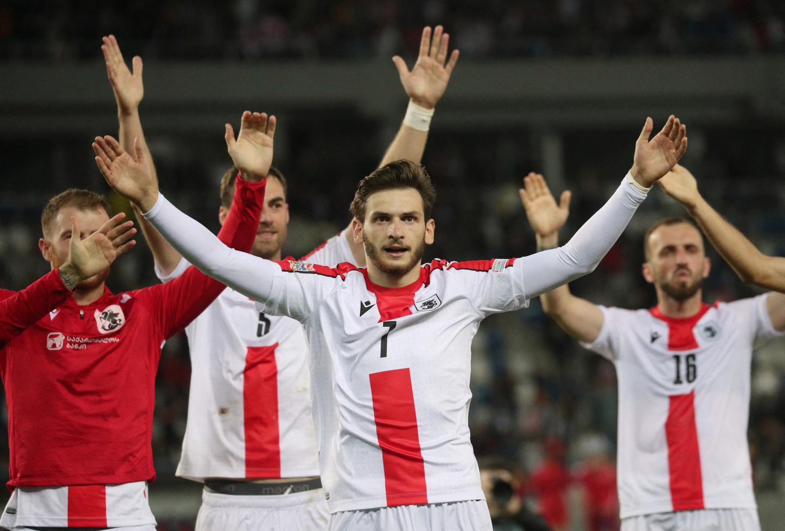 Khvicha Kvaratskhelia celebra la clasificación de Georgia a la Eurocopa de Alemania.