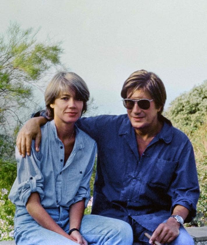 次要图片 2 - 上图为 Françoise Hardy 于 1965 年在巴黎举办音乐会后与其他法国歌手合影；下图为她在 1970 年参加电视节目之前合影，最后为 1991 年与儿子 Thomas Dutronc 在科西嘉岛的家中合影。