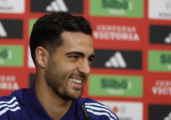 Mikel Merino, durante su rueda de prensa en la concentración de la selección.