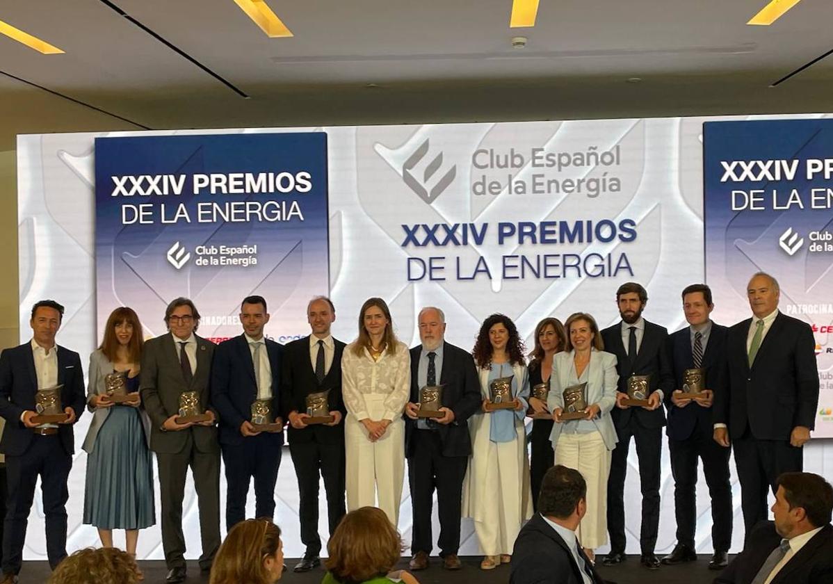 La Secretaria de Estado de Energía, Sara Aagesen, junto al excomisario Miguel Arias Cañete, y el resto de galardonados en los Premios de Enerclub.