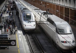 Dos trenes AVE en la estación de Sevilla.