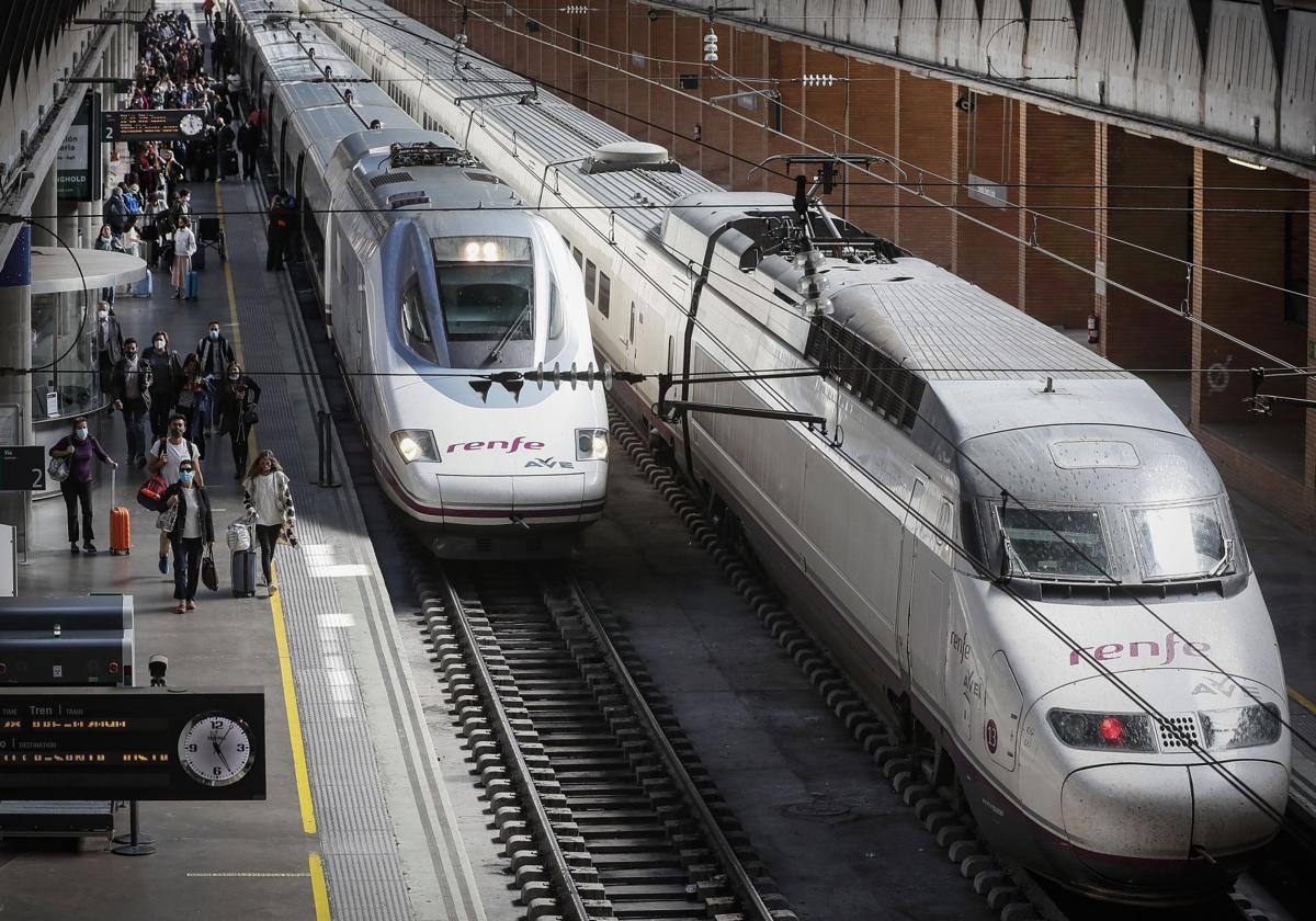 Dos trenes AVE en la estación de Sevilla.