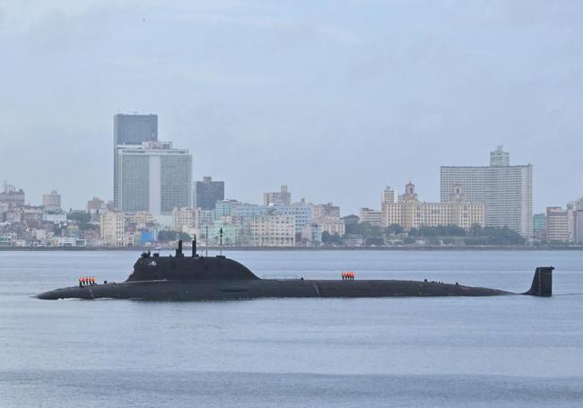 El submarino de propulsión nuclear 'Kazán' entra en la bahía de La Habana.