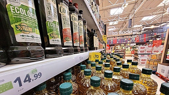 Los precios de los alimentos se moderan al 4,4%, pero el aceite sigue disparado