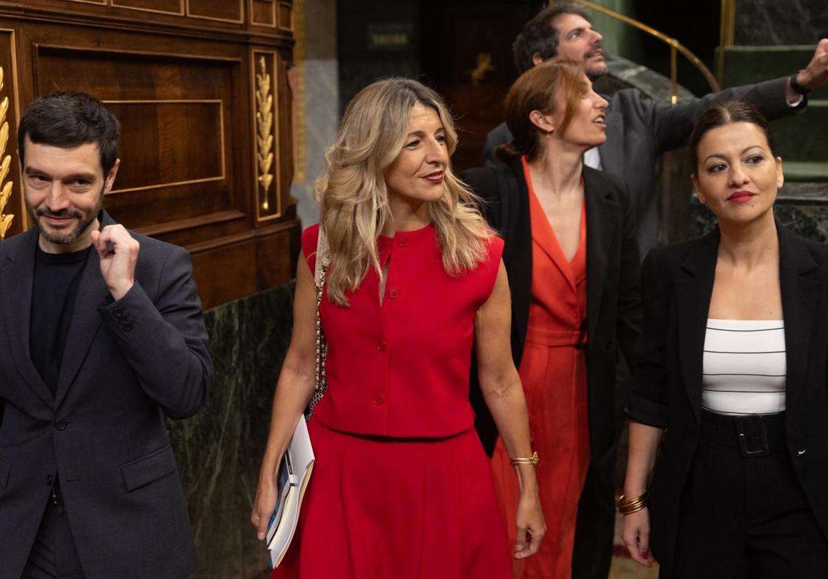 Yolanda Díaz entra en el Congreso acompañada por los ministros de Sumar.