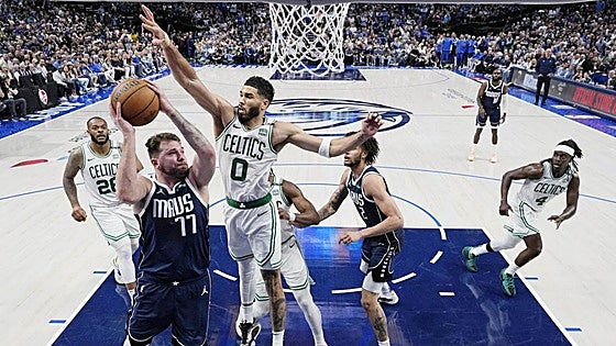Los Celtics acarician el anillo tras ganar en Dallas