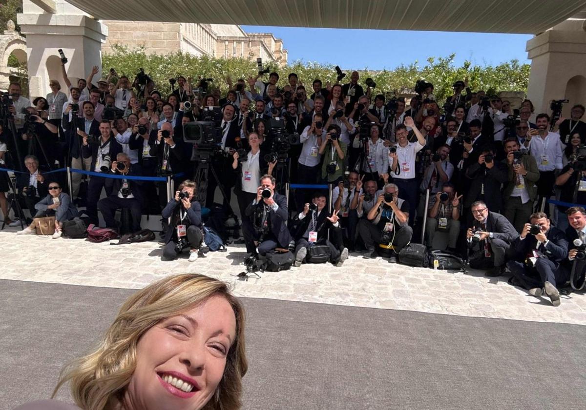 Imagen principal - Meloni &#039;superstar&#039;, la reina de la cumbre del G7