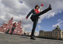 Un militar ruso desfila por la Plaza Roja de Moscú durante una ceremonia.