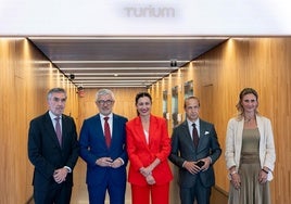 De izda. a derecha, Iñaki Arechabaleta, CEO de Vocento; Ángel Rivera, CEO de Santander España; Samary Fernández Feito, directora general área de Lujo, Estilo de Vida y Revistas; José Juan Pérez-Tabernero, director de Relaciones Institucionales de Santander España; e Isabel Puig, directora de Coordinación Institucional de Santander España.