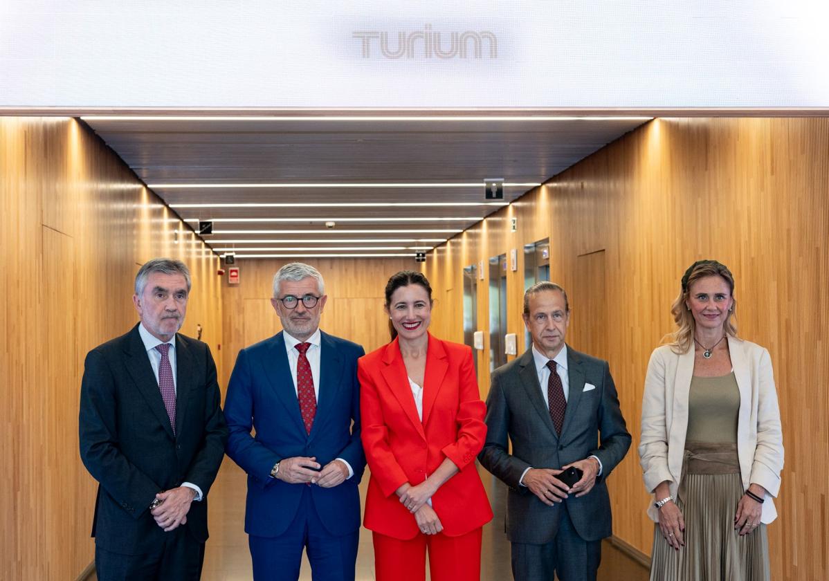 De izda. a derecha, Iñaki Arechabaleta, CEO de Vocento; Ángel Rivera, CEO de Santander España; Samary Fernández Feito, directora general área de Lujo, Estilo de Vida y Revistas; José Juan Pérez-Tabernero, director de Relaciones Institucionales de Santander España; e Isabel Puig, directora de Coordinación Institucional de Santander España.