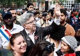 El líder de la Francia Insumisa, Jean-Luc Mélenchon, se fotografía con un grupo de simpatizantes.