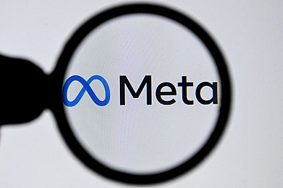 Meta da marcha atrás y no usará imágenes de Facebook e Instagram para entrenar su IA en Europa