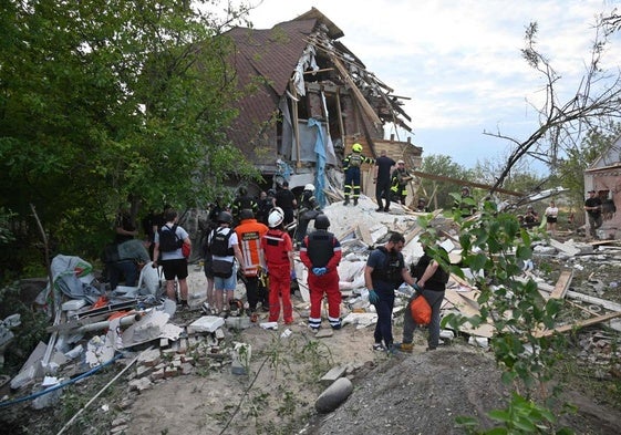 Los equipos de rescate buscan supervivientes en una casa bombardeada por Rusia.